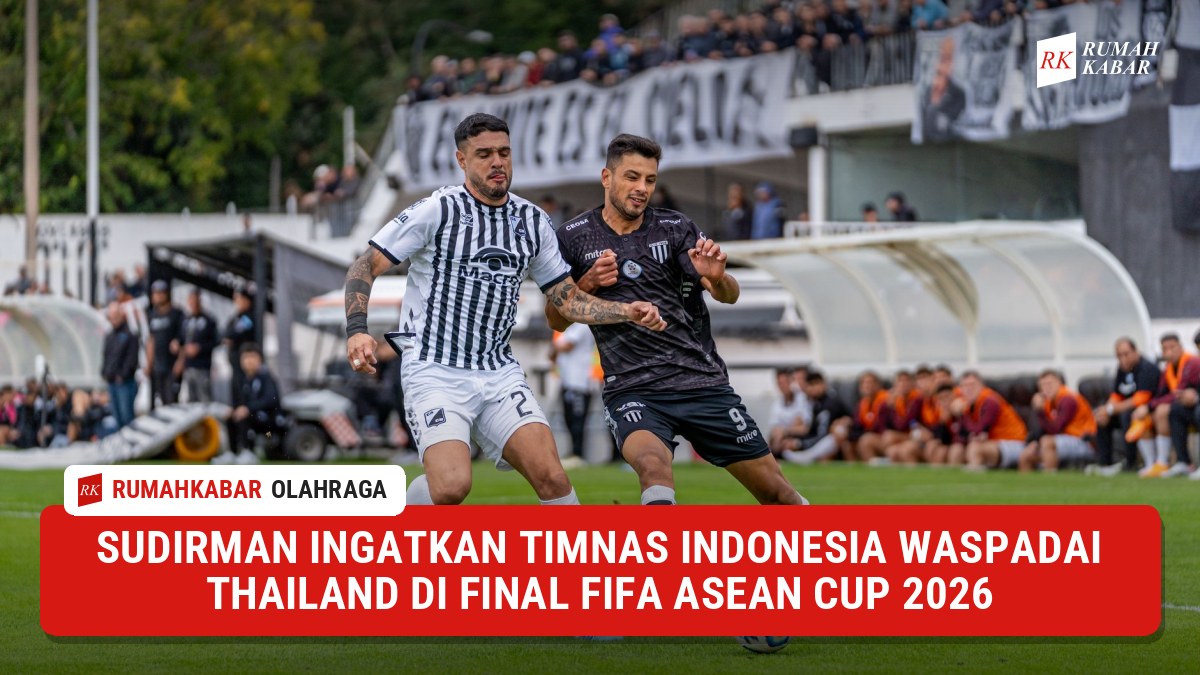 Ilustrasi: pertandingan sepak bola di stadion besar yang dipenuhi suporter
