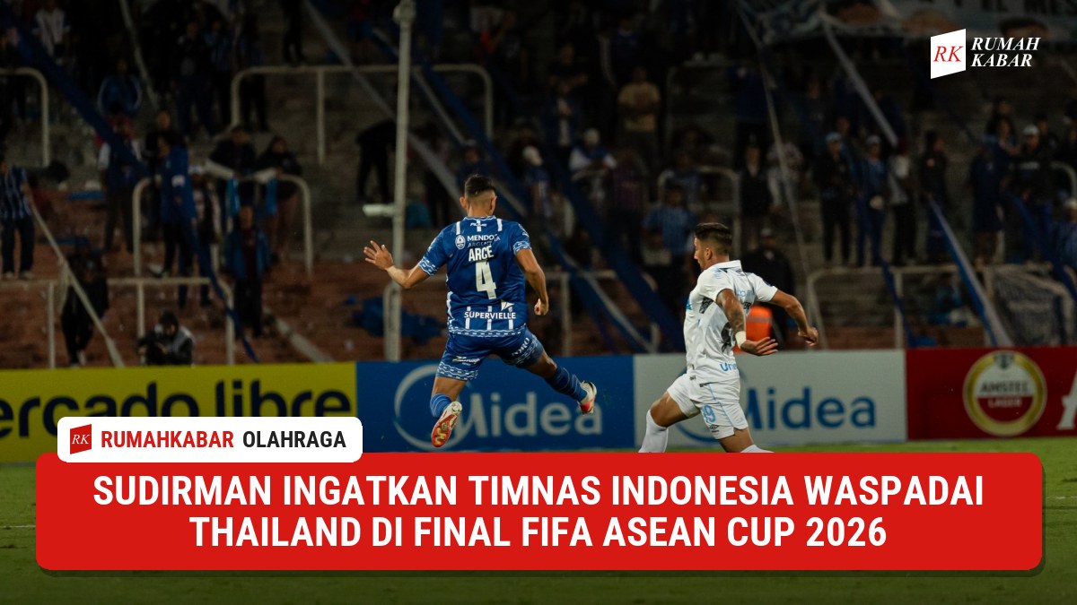 Ilustrasi: pertandingan sepak bola di stadion besar yang dipenuhi suporter
