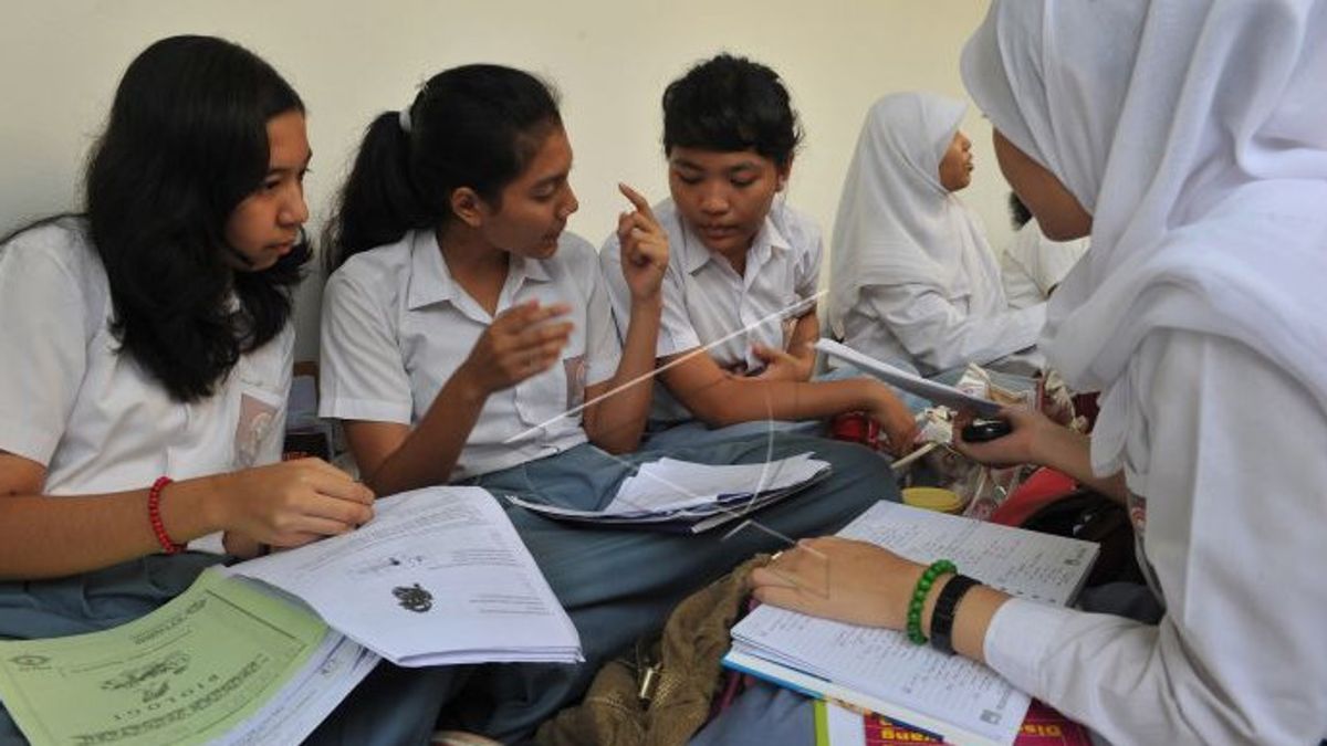 Mengapa Generasi Muda Harus Lebih Kritis Menyikapi Informasi di Media