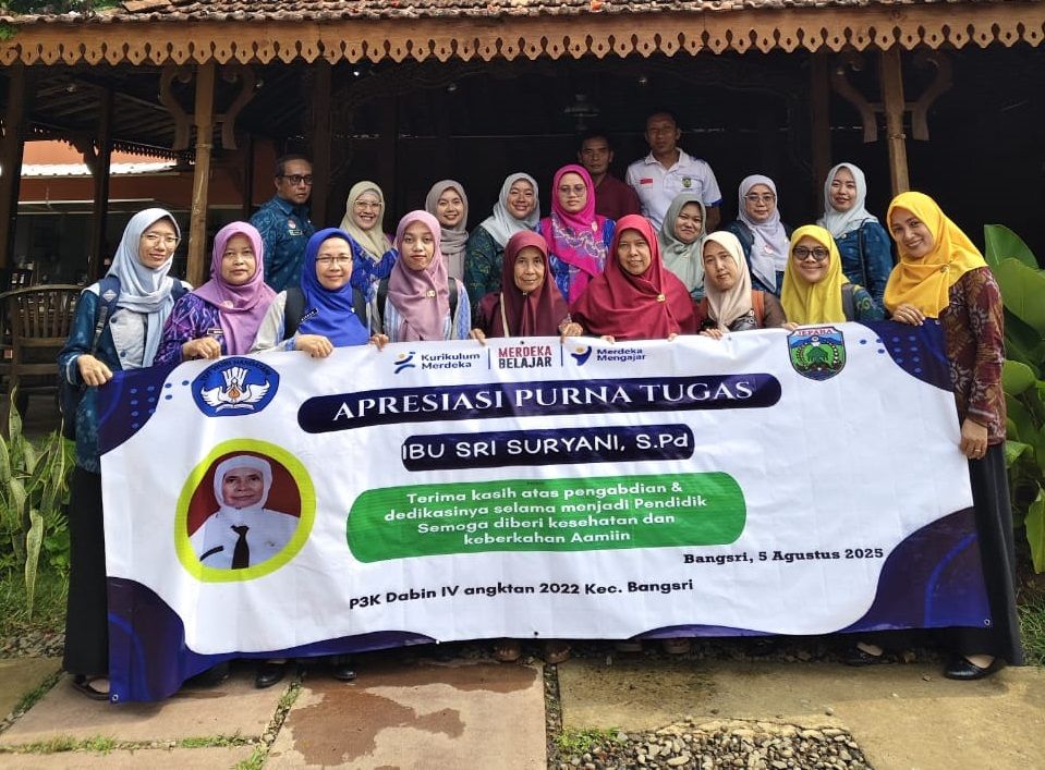 Penuh Haru dan Apresiasi Iringi Purna Tugas Sri Suryani Sebagai Guru Teladan