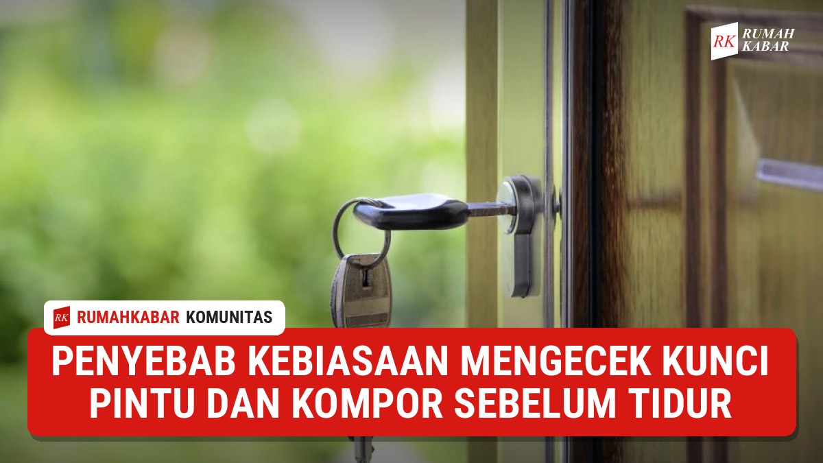 Ilustrasi: seseorang mengecek kunci pintu rumah